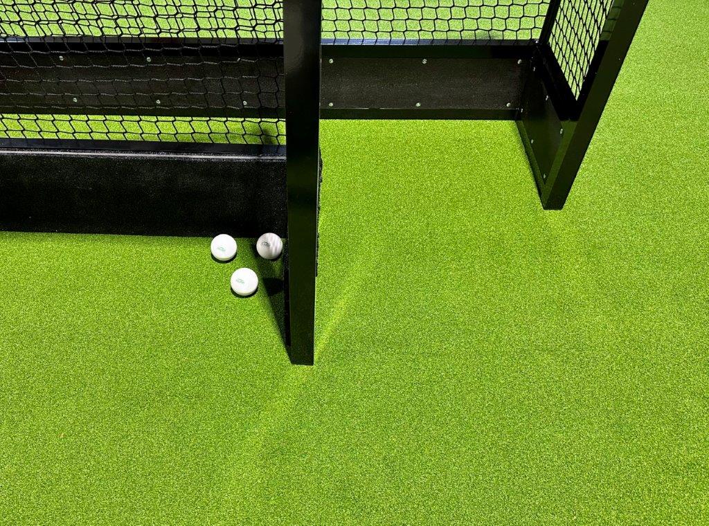 Demping op kantplank mini hockeydoel - hockeygoal - voetbaldoel - Nobel Grass - Privé Hockeyveld